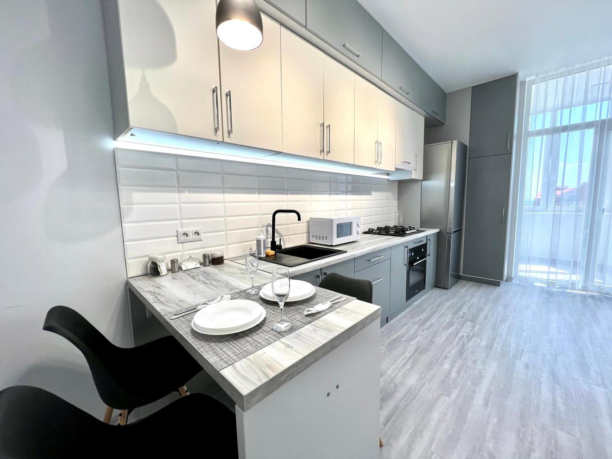 Apartpoltava: Elite New Build with Tropical Shower and Park View Exterior photo